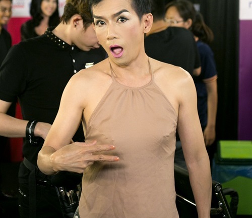 Minh Thuận mặc áo yếm hát dân ca quan họ